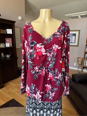 EVRI red floral V-neck blouse with long sleeves-size 1X-NWT